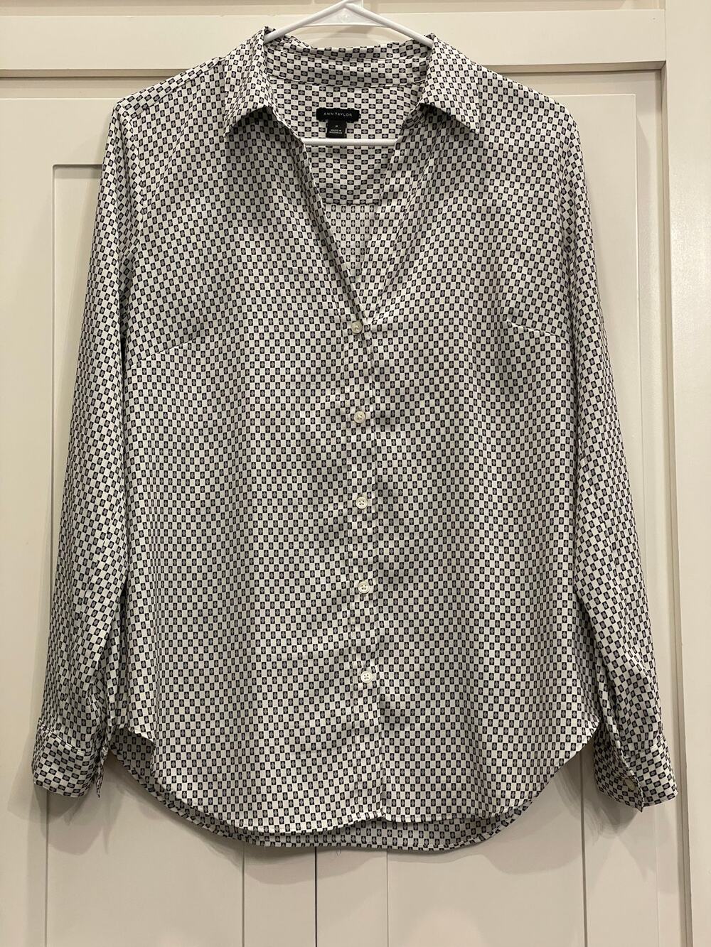 Ann Taylor Tailored button up blouse white and gray diamond Med